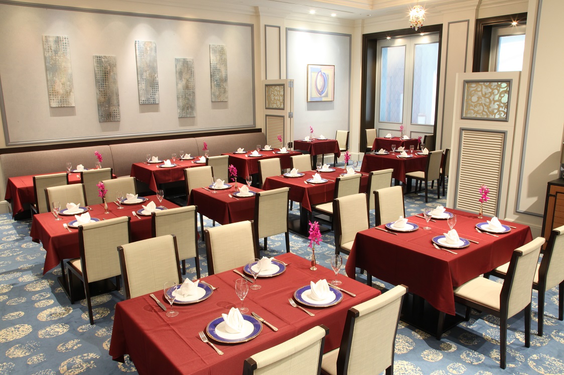 海をイメージした空間で、優雅な食事を。