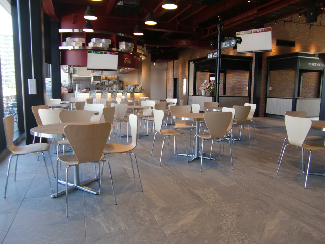 カフェに隣接するオシャレな待合スペース