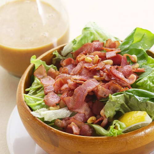 自家製ドレッシングを使った絶品サラダ。