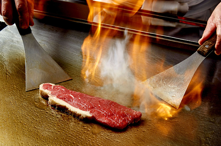 シェフの技を目の前で楽しむ