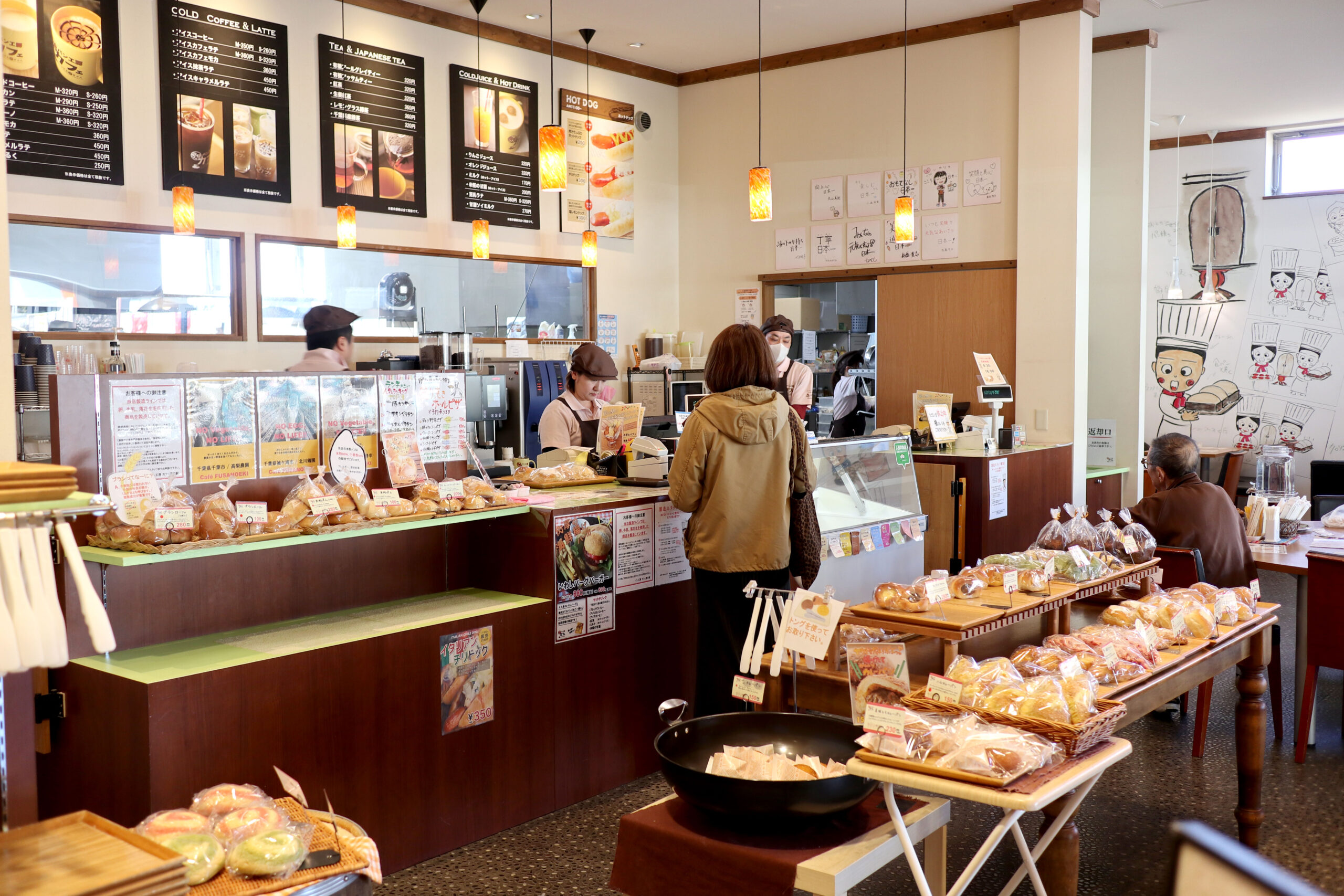 焼き立てパンに挽きたててコーヒーも♪