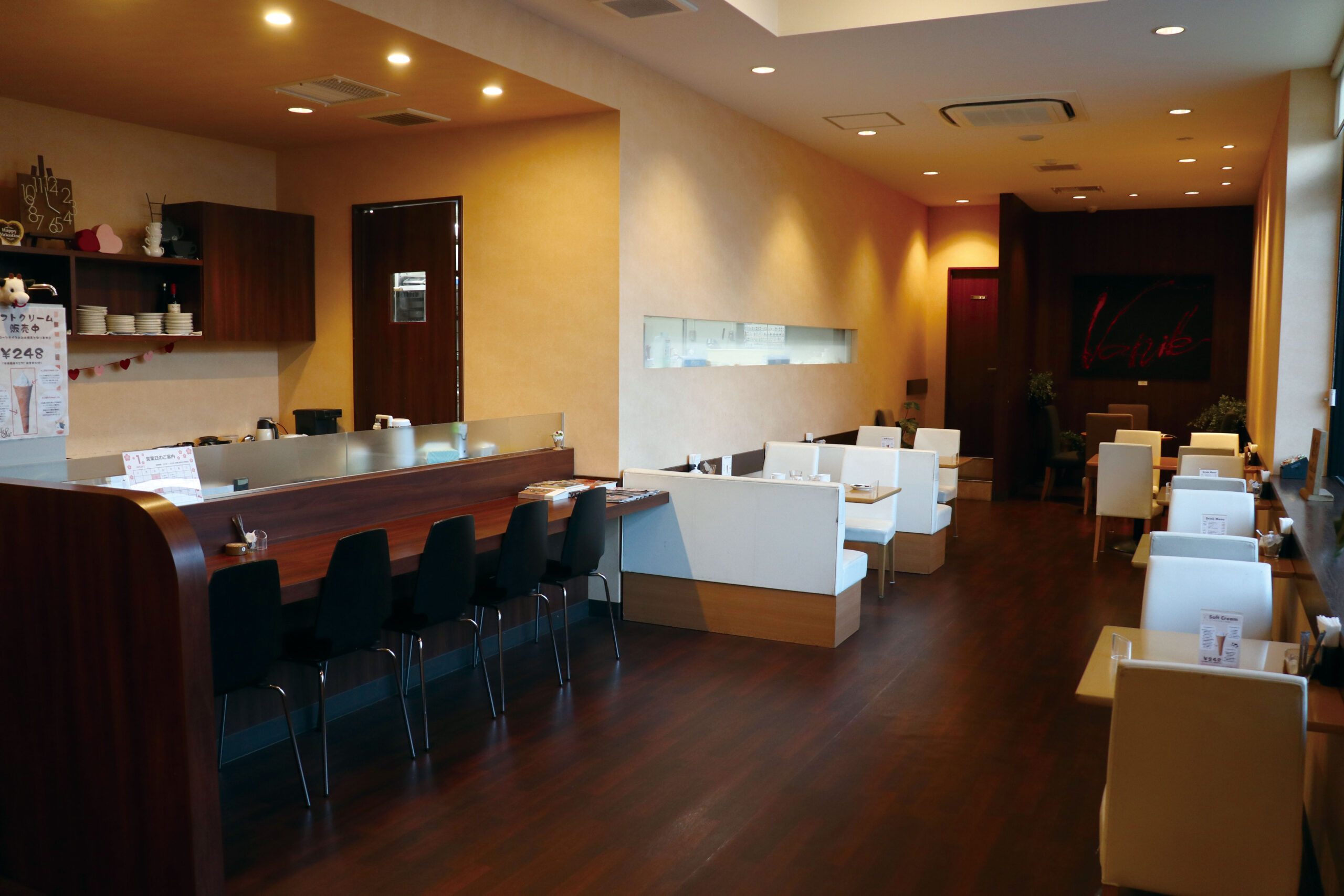 ゆったりとしたくつろげるカフェスペース