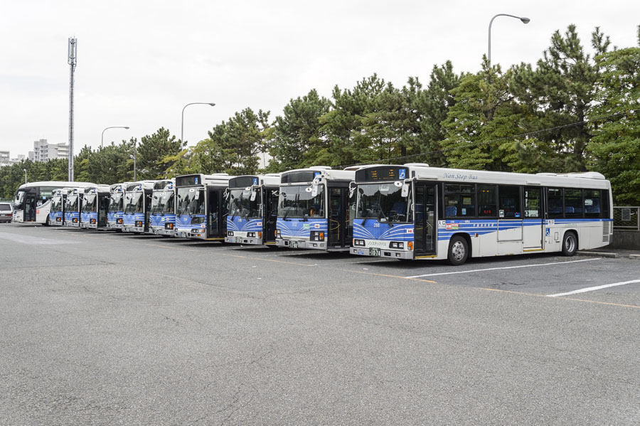 車庫に並ぶ当社のバス