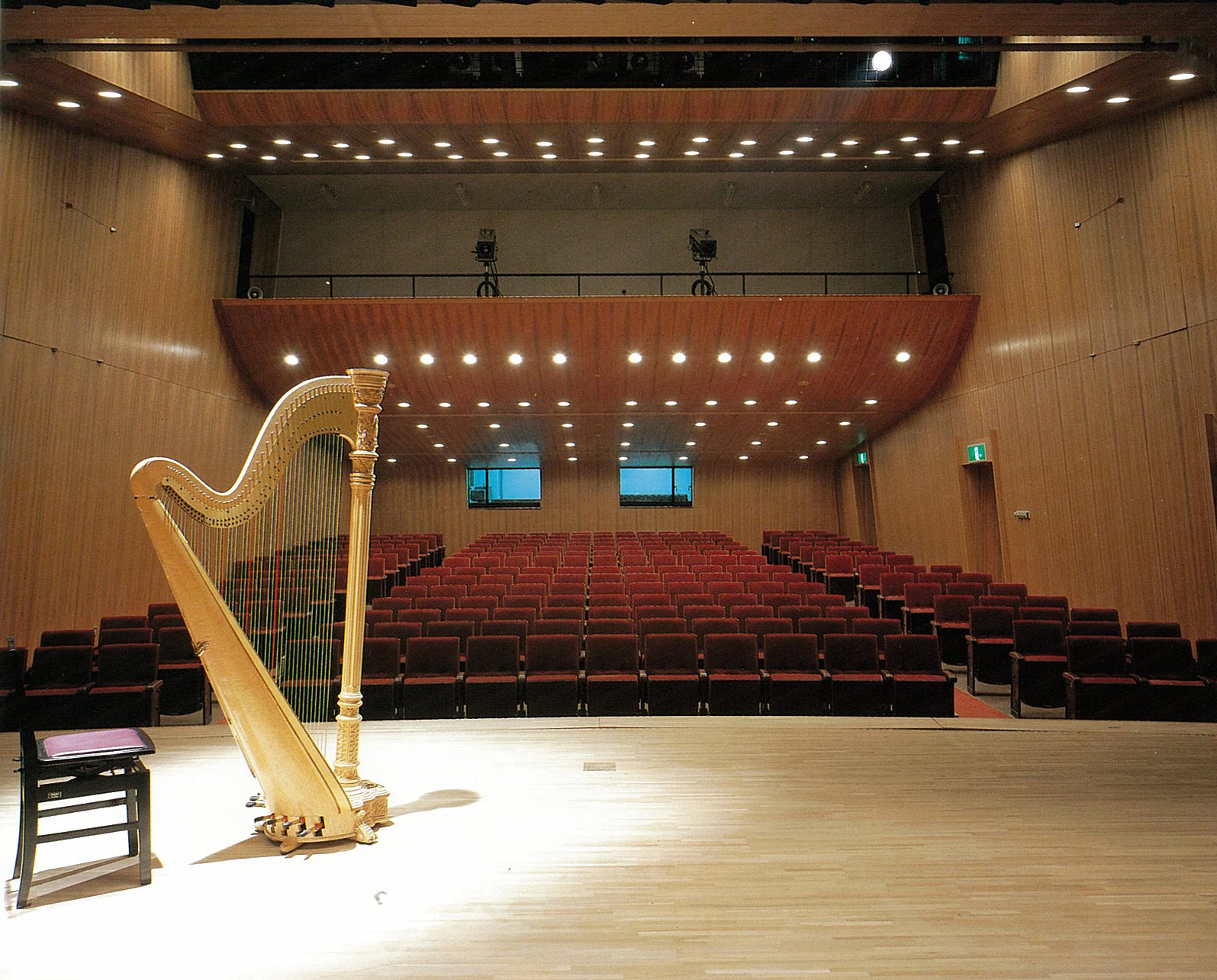 252名収容の小ホール