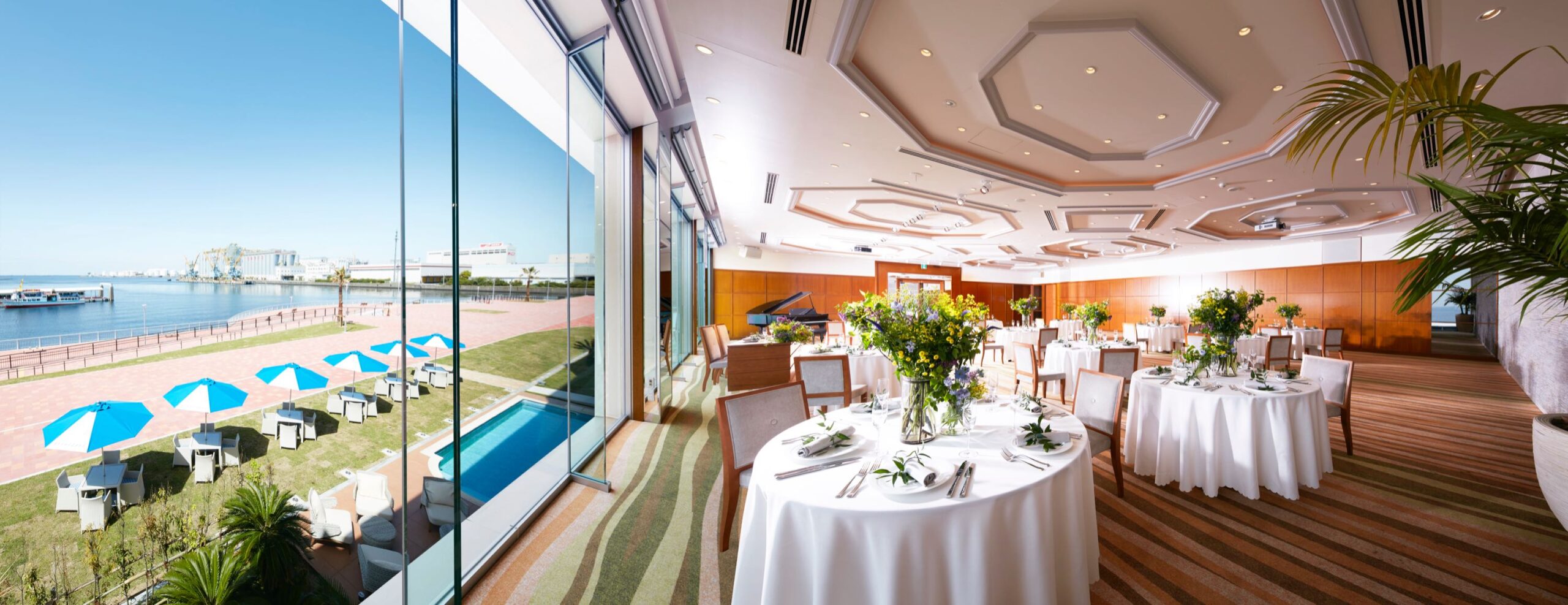 会場一面を覆うガラス窓からの光景は、絶景。