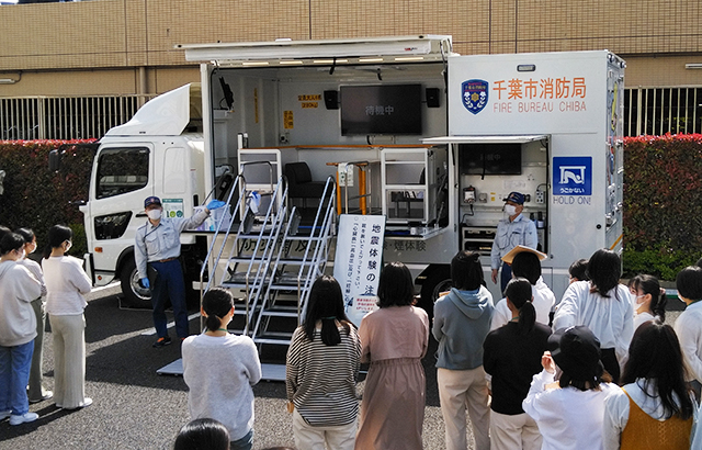 万が一に備え、模擬地震の体験