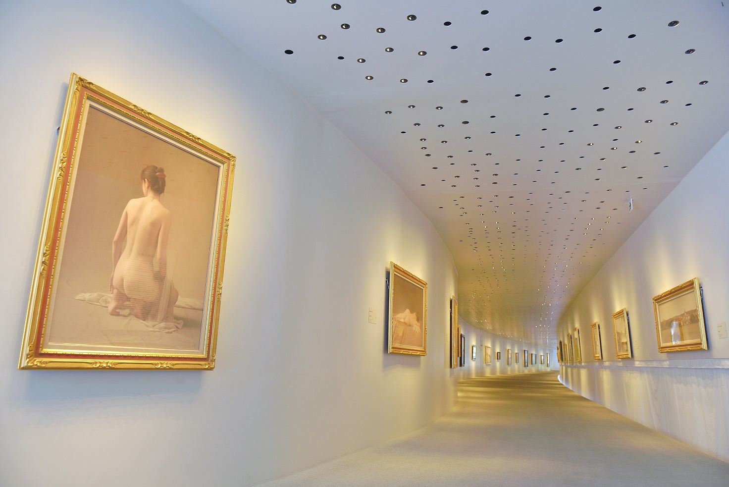 ゆるやかなカーブを描いた回廊型ギャラリー