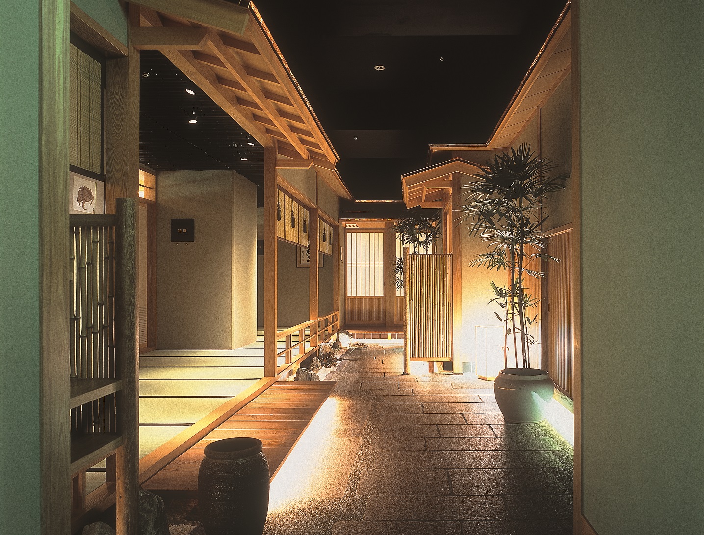 和の情緒あふれる店内でかに料理を堪能。