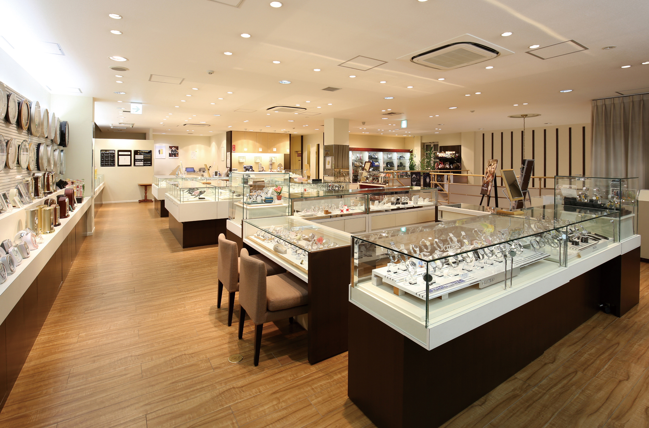 ２階／時計・宝飾品・バック売場