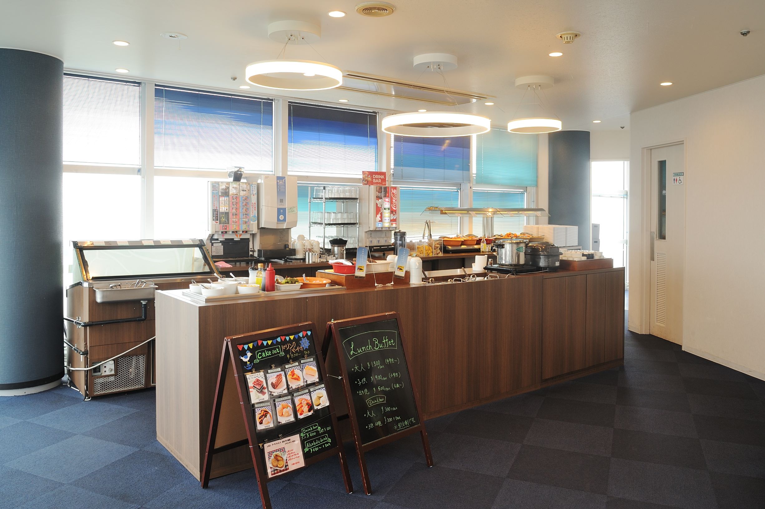 美しい景色や夜景を見ながら食事を楽しむ