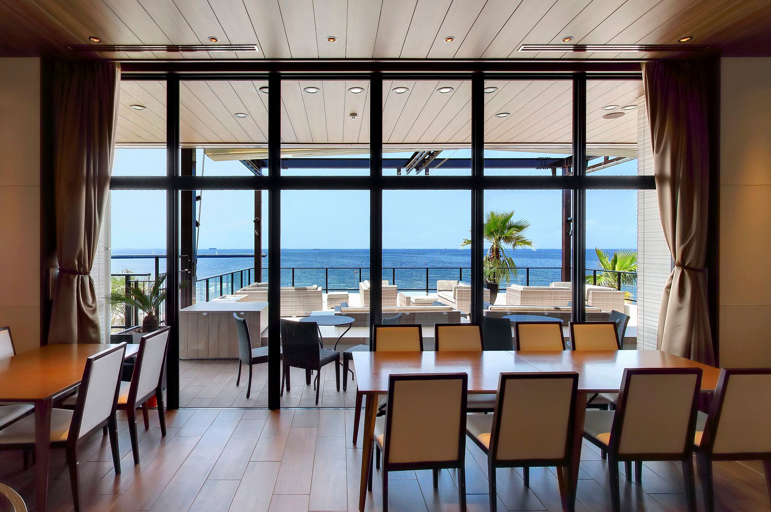 店内からも海を一望