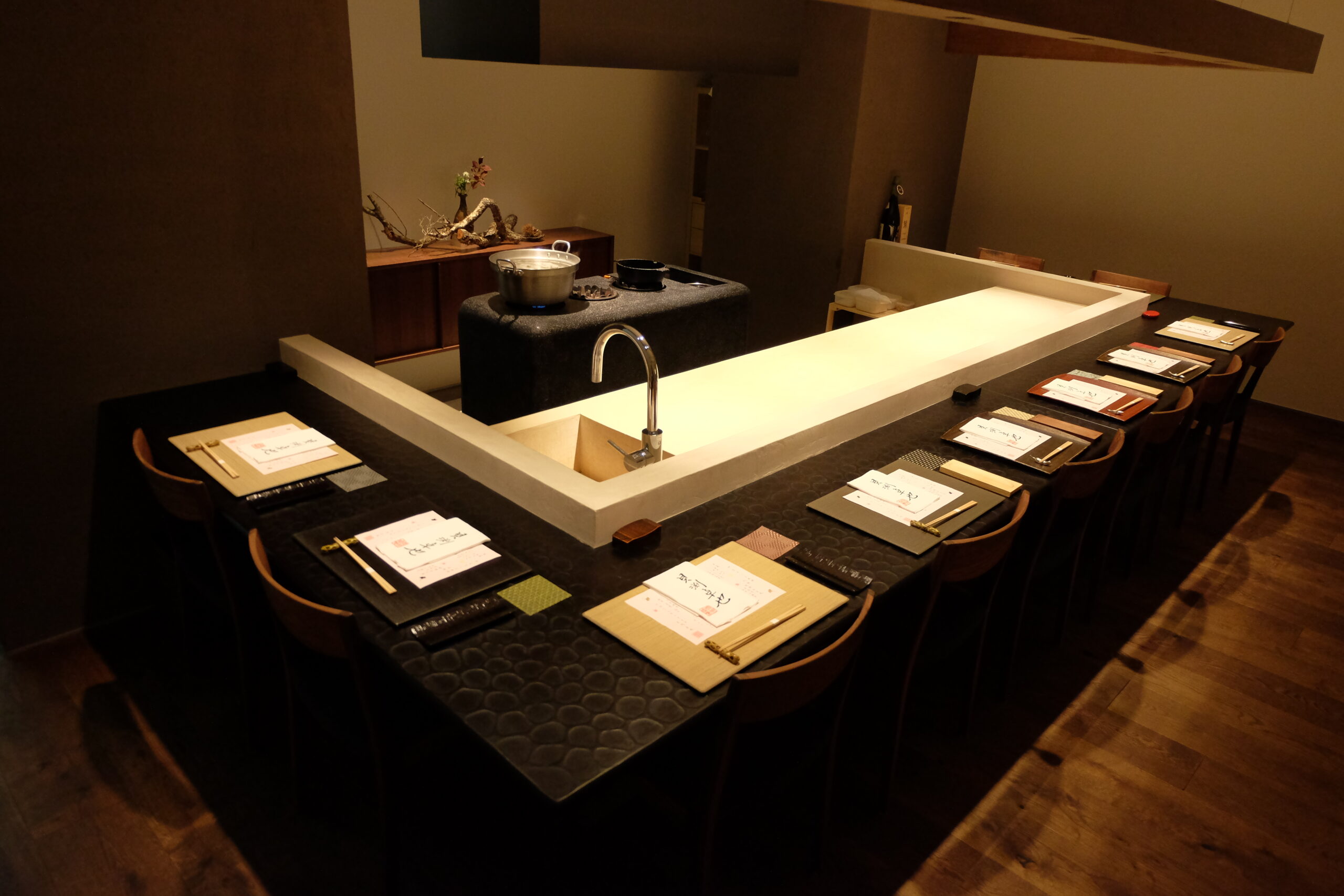 目の前のカウンターから料理を提供