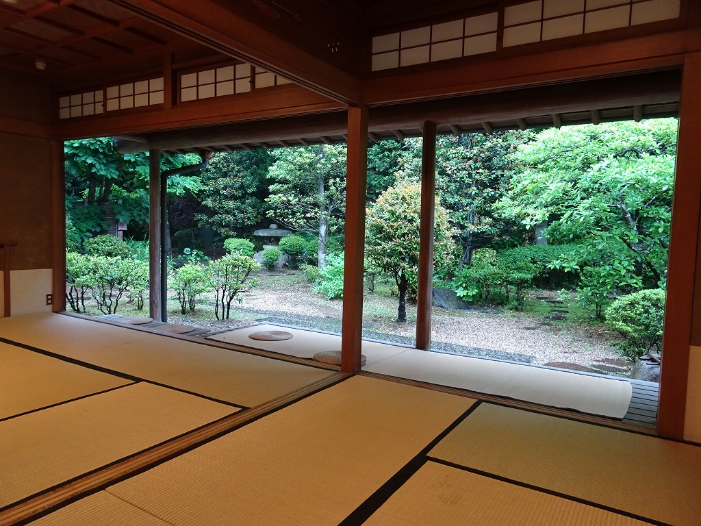 茶室（8畳6畳水屋）から見る美しい庭園