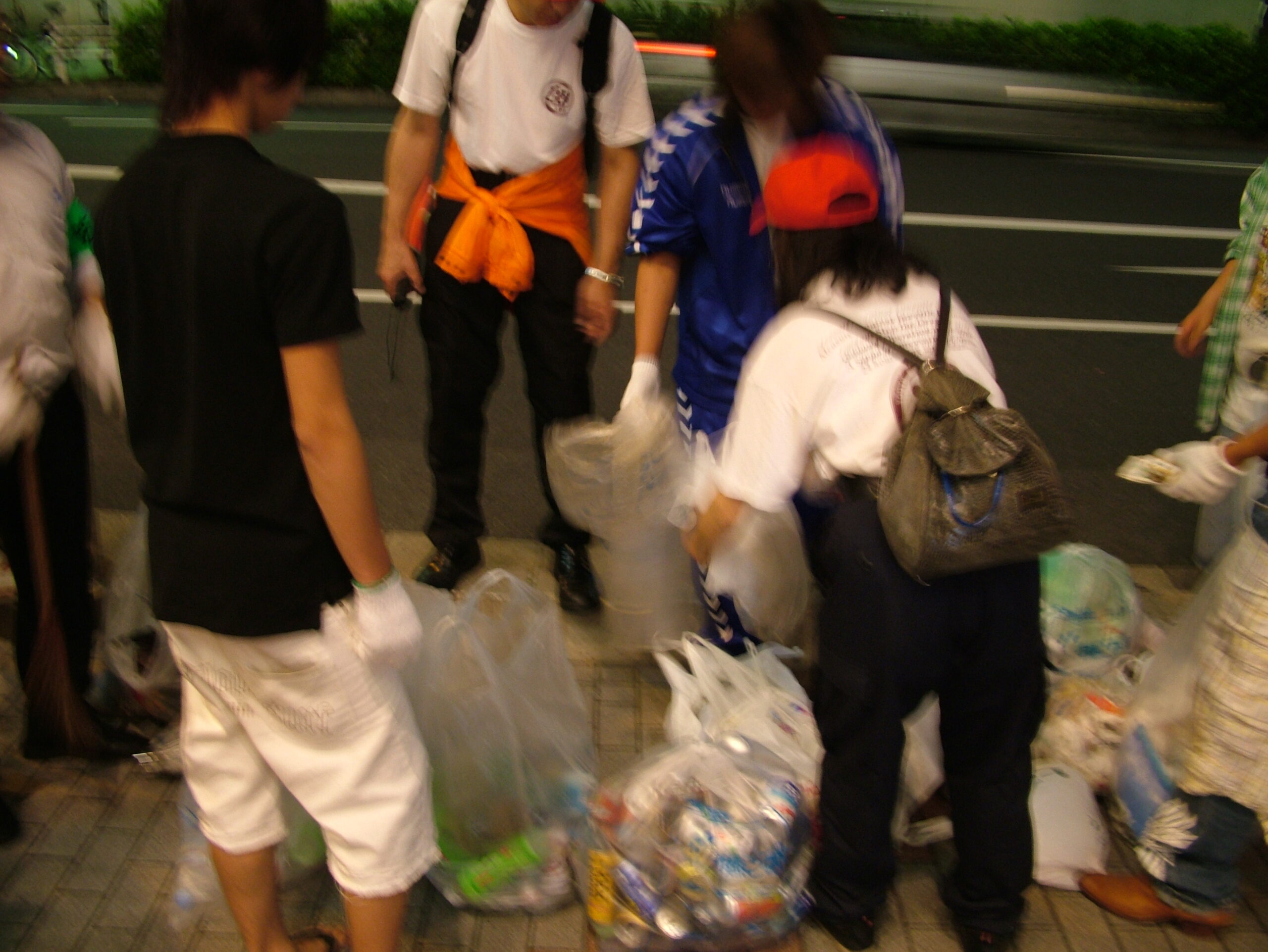 少年（若者）等と一緒に街の美化運動です。