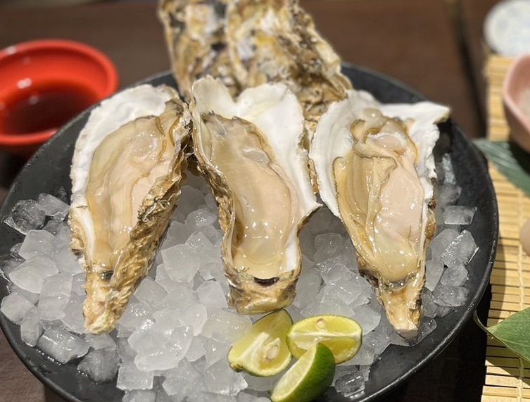 真かき、岩カキと一年を通じ販売中！