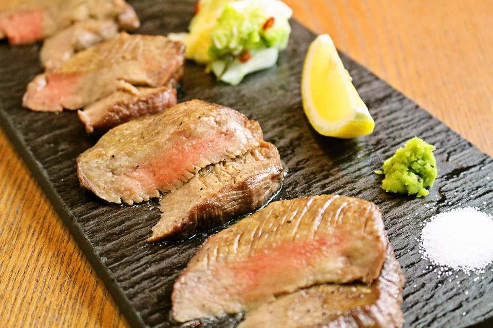 名物の厚切り牛タンの塩焼き