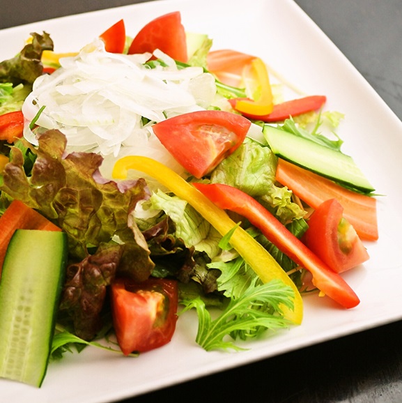 自家製淡路島玉ねぎドレッシングを使った朝採れ野菜の彩サラダ