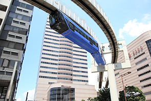 0形はガラスエリアが多く、真下を眺めることもできる