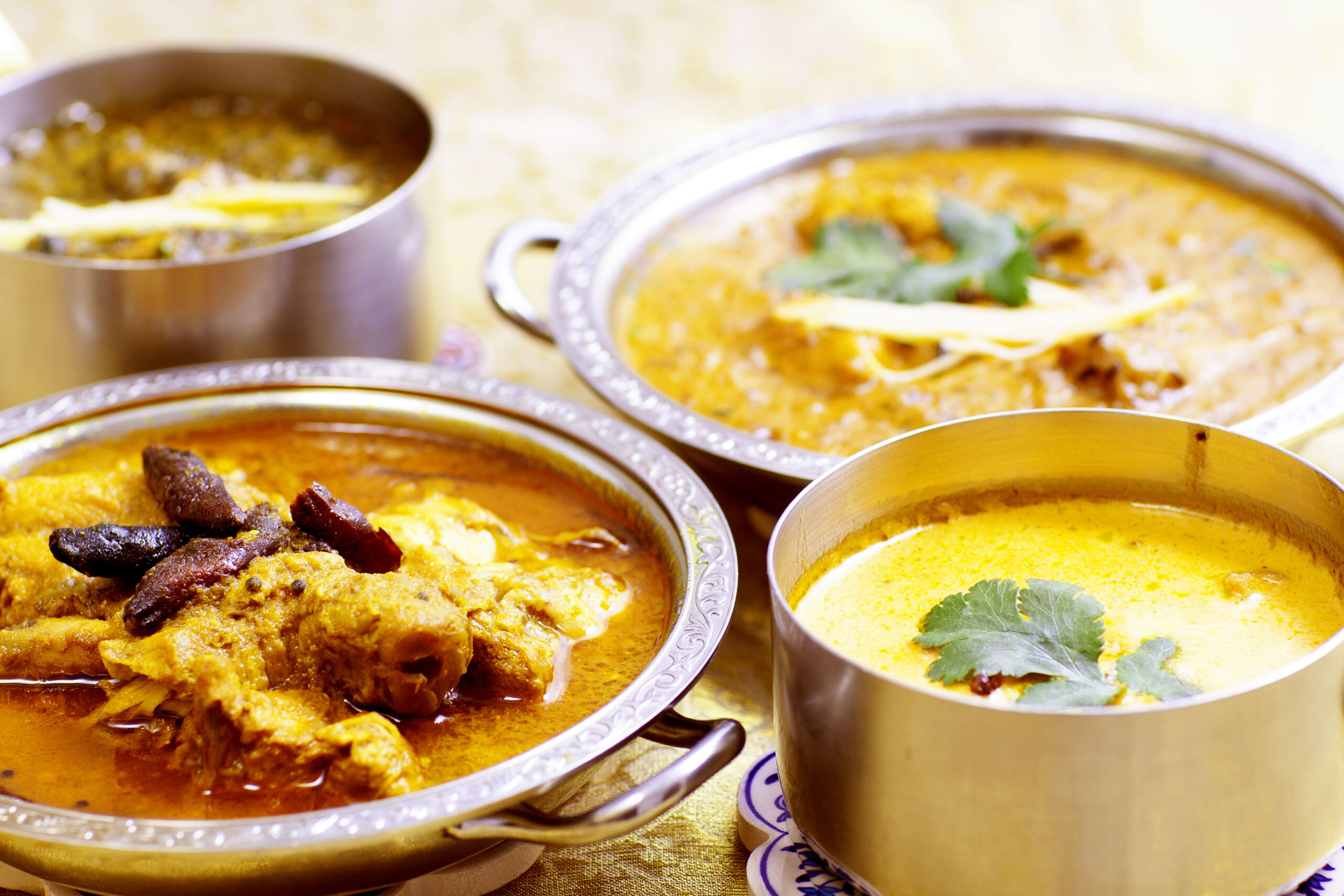 一番人気のバターチキンカレーはファン多し