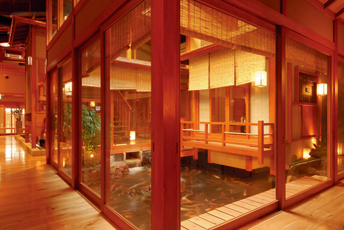 落ち着いた店内の池には。。。