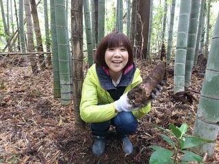 春のご褒美、見つけにいこう🌿✨

土の中にそっと眠る、春の恵み「タケノコ」🌱
くわを入れて、ぐっと掘り起こす瞬間のワクワク感。
顔を出したその一瞬に、小さな達成感と自然のぬくもりを感じます☺️

都心からほど近い里山で、
ゆったり流れる時間と、季節の恵みに触れるひととき🌼
深呼吸したくなる、そんな春の体験をぜひ🌸

【開催期間】
4月10日（金）～26日（日）
【開催場所】
わたしの田舎谷工房
【予約について】
4月1日（水）0:00～受付開始（フォームのみ）📩

#チバノサト
#里山体験
#タケノコ掘り
#春のおでかけ
#わたしの田舎谷当工房