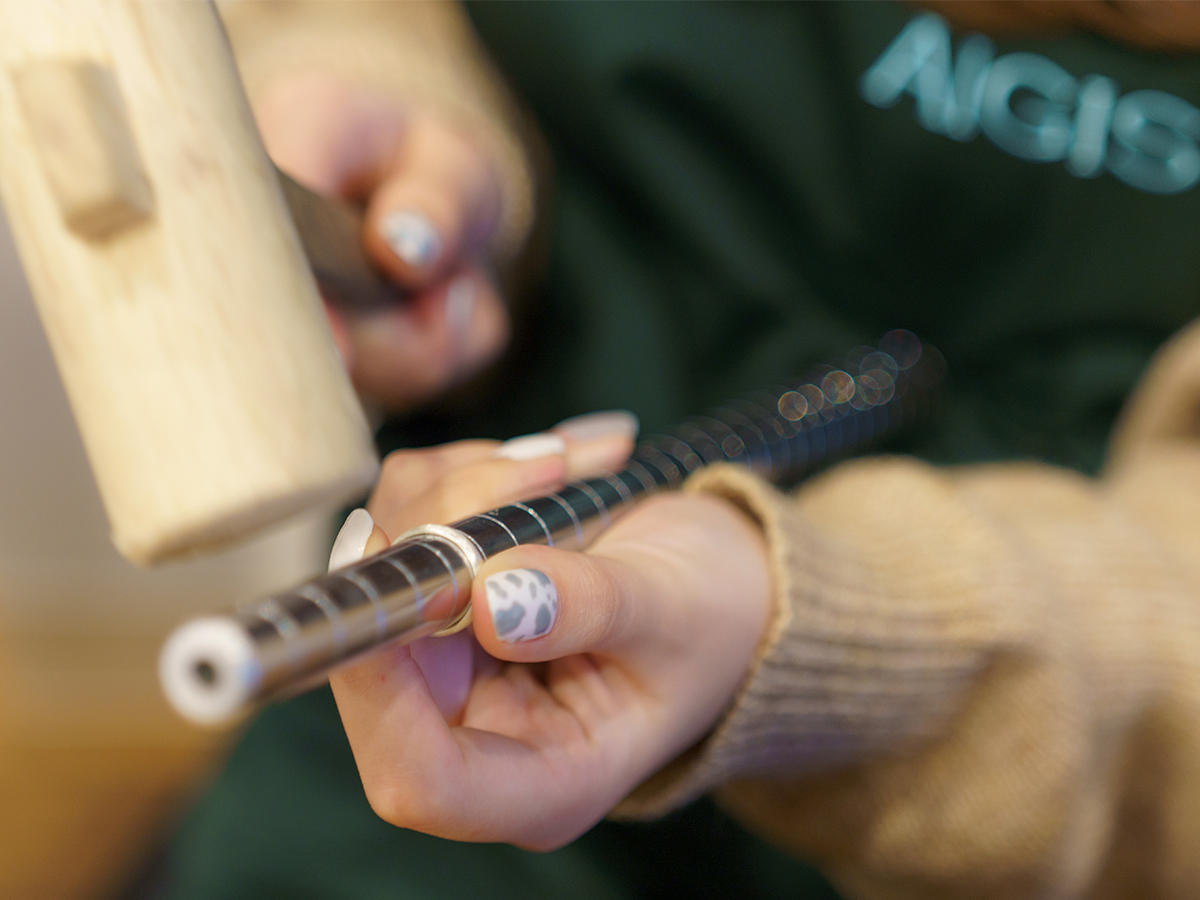 ハンマーを使って、リングを真円に整えます。