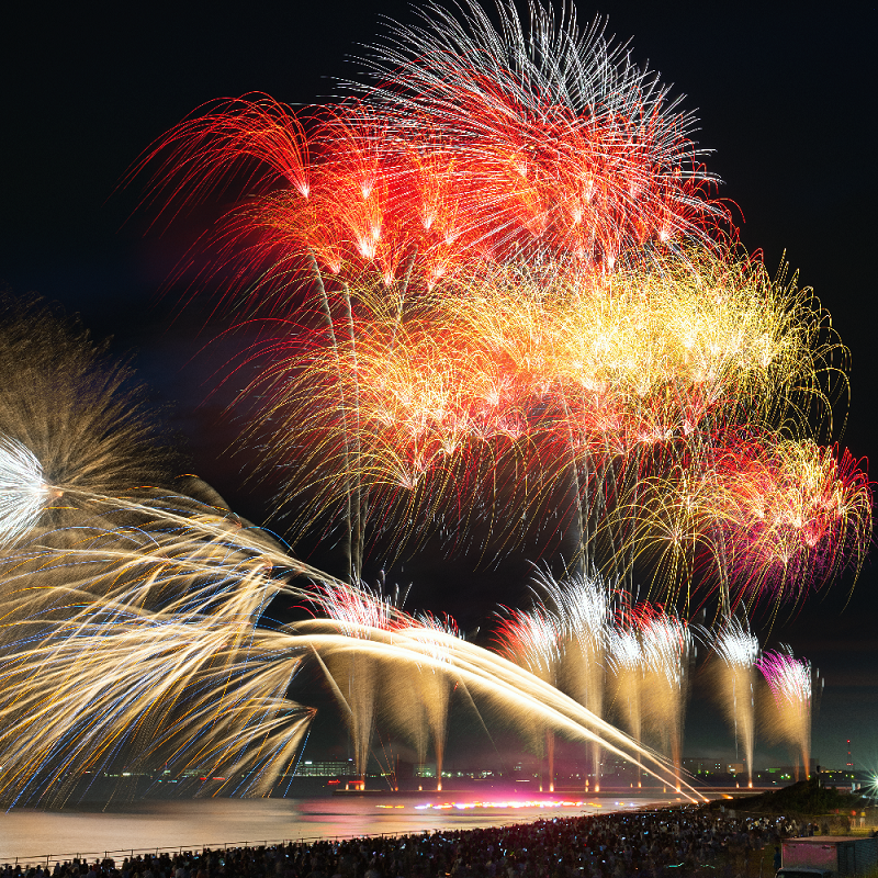 国内最大級2万3千発の花火打ち上げ 幕張ビーチ花火フェスタ19 幕張海浜公園 8 3 土 千葉市観光協会公式サイト 千葉市観光ガイド